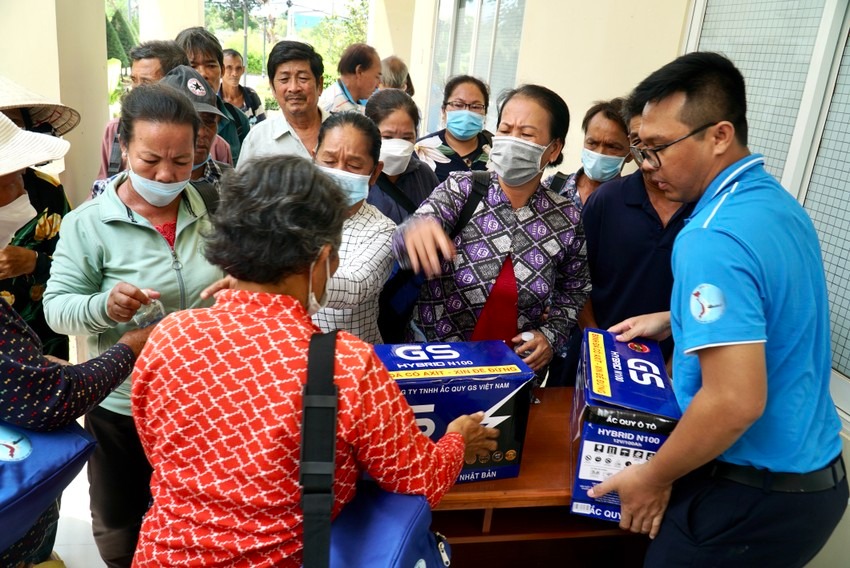 Chương trình 'Cùng ngư dân thắp sáng đèn trên biển' trao quà cho bà con huyện Cần Giờ ảnh 16