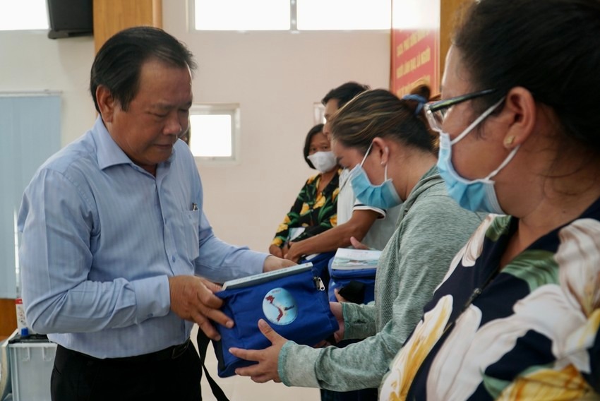 Chương trình 'Cùng ngư dân thắp sáng đèn trên biển' trao quà cho bà con huyện Cần Giờ ảnh 18