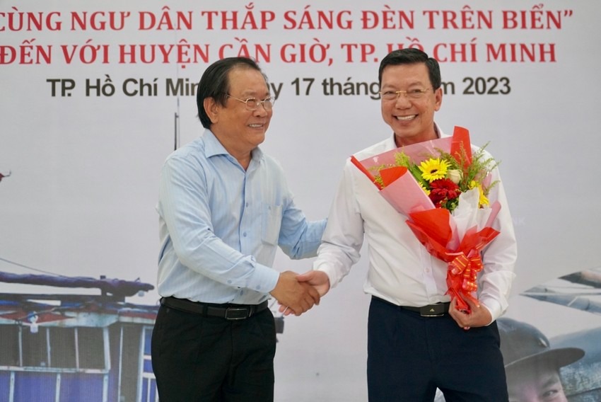 Chương trình 'Cùng ngư dân thắp sáng đèn trên biển' trao quà cho bà con huyện Cần Giờ ảnh 27