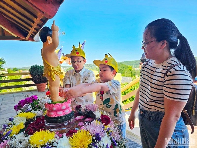 Trẻ em Việt Nam thế hệ thứ hai, thứ ba tại Pháp cùng bố mẹ lên chùa mừng lễ Phật đản. (Ảnh: MINH DUY)