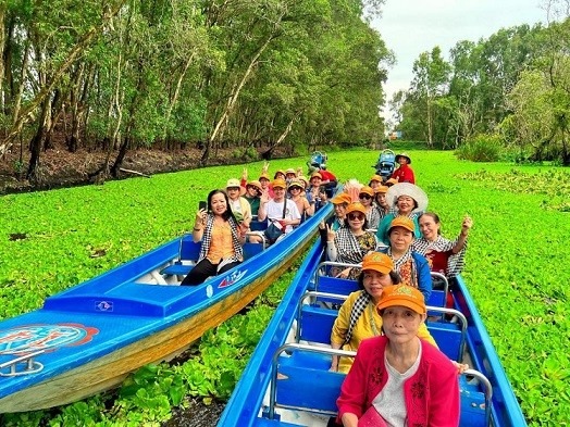 Khách mê mẩn trước phong cảnh Trà Sư.