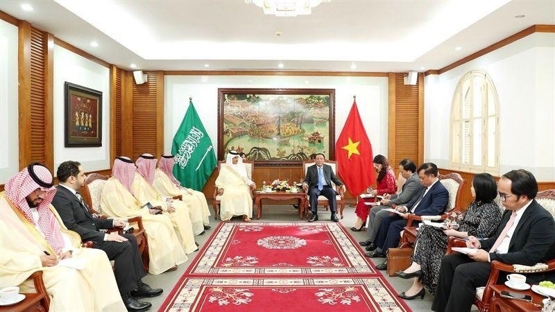 Bộ trưởng Du lịch Saudi Arabia và những trải nghiệm ấn tượng tại phố đi bộ Hà Nội