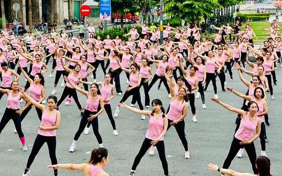 Đồng diễn Aerobic ở trung tâm Thành phố kỷ niệm Ngày Phụ nữ Việt Nam