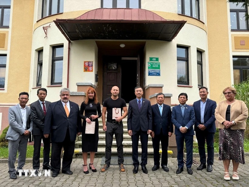 Đoàn công tác Đại sứ quán và lãnh đạo cộng đồng người Việt Nam tại CH Séc, tỉnh Liberec chụp ảnh lưu niệm với lãnh đạo thành phố Chrastava và ban quản lý cơ sở nơi các thiếu sinh quân Việt Nam từng sinh sống và học tập giai đoạn 1956-1960. (Ảnh: Ngọc Biên/TTXVN)