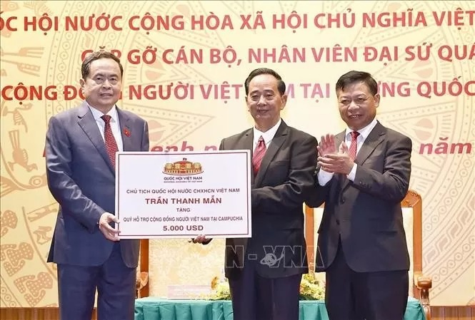 Chủ tịch Quốc hội mong muốn cộng đồng người Việt tại Campuchia luôn phát huy tinh thần đoàn kết