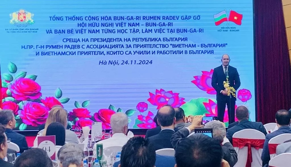 Tổng thống Rumen Radev xúc động gặp gỡ những người Việt từng sinh sống và học tập ở Bulgaria