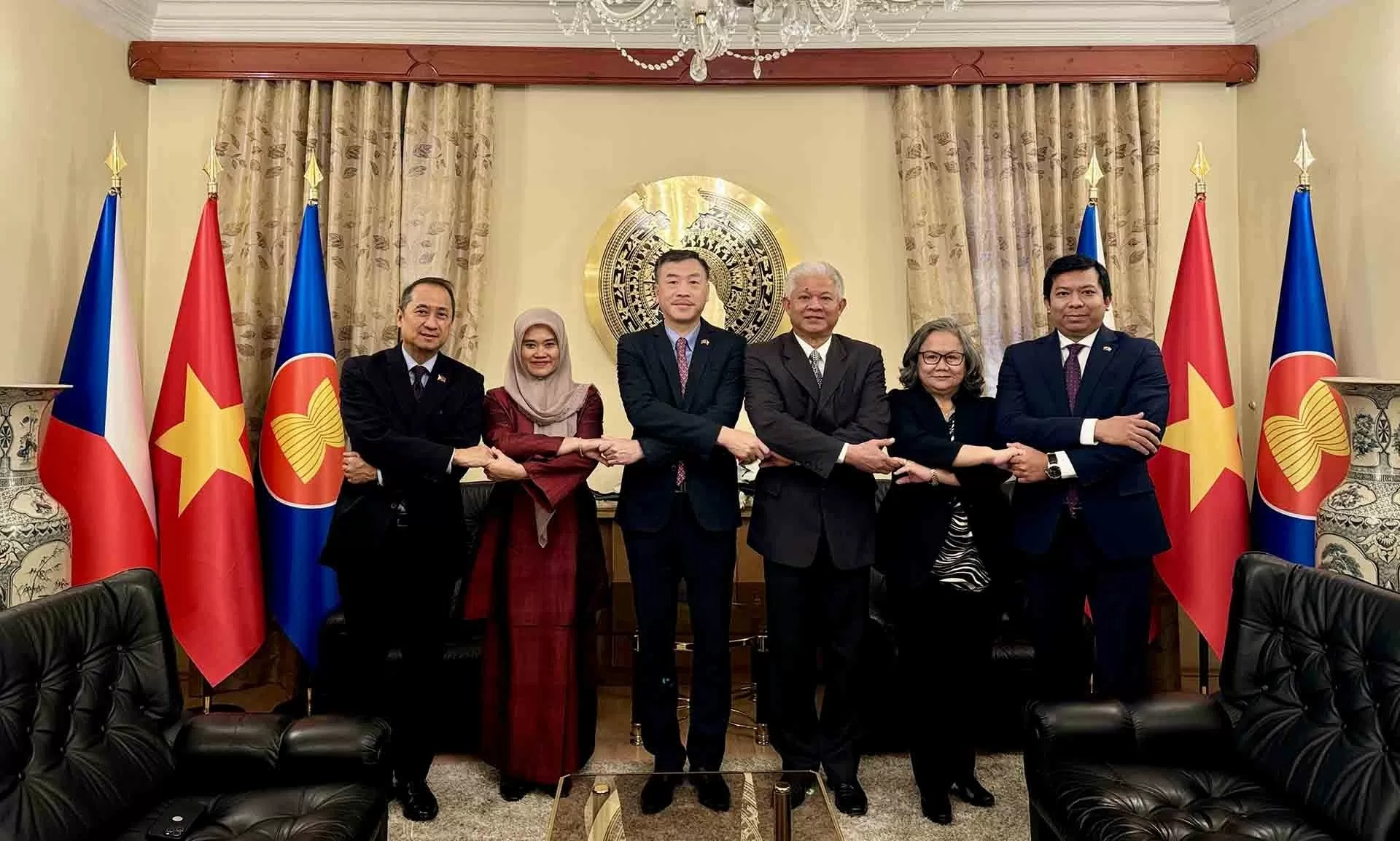 Việt Nam đi đầu thúc đẩy các mặt hoạt động của Ủy ban ASEAN tại Prague