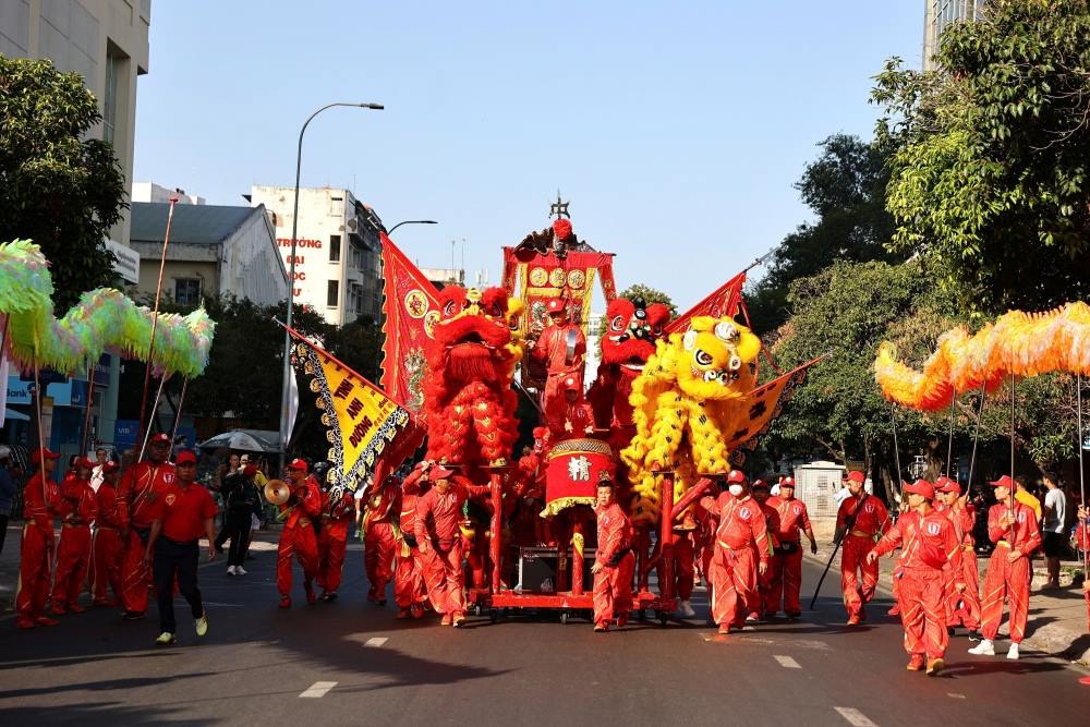  Dẫn đầu là đoàn đội cồng chiêng và nhóm người hoá trang thành binh lính, tiên nữ, kiều nữ gánh cờ hoa.